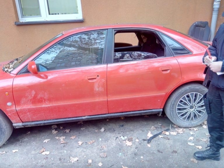 Mężczyzna rozbierał auta na jednym z podwórek. Zapłaci 1000 zł (ZDJĘCIA)