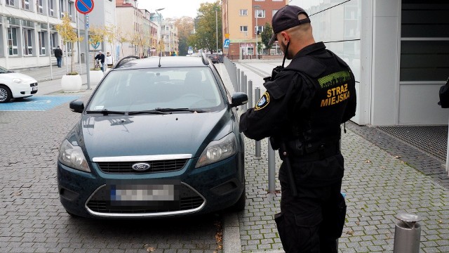 Nie tak dawno zakończył się nabór kandydatów na stanowisko aplikanta w Straży Miejskiej Urzędu Miejskiego w Koszalinie. Jeśli ktoś chce spróbować swych sił w tym zawodzie, musi mieć ukończone 21 lat, być sprawny fizycznie i niekarany - to podstawowe kryteria, choć oczywiście nie jedyne.Czytaj więcej na kolejnych stronach >>>