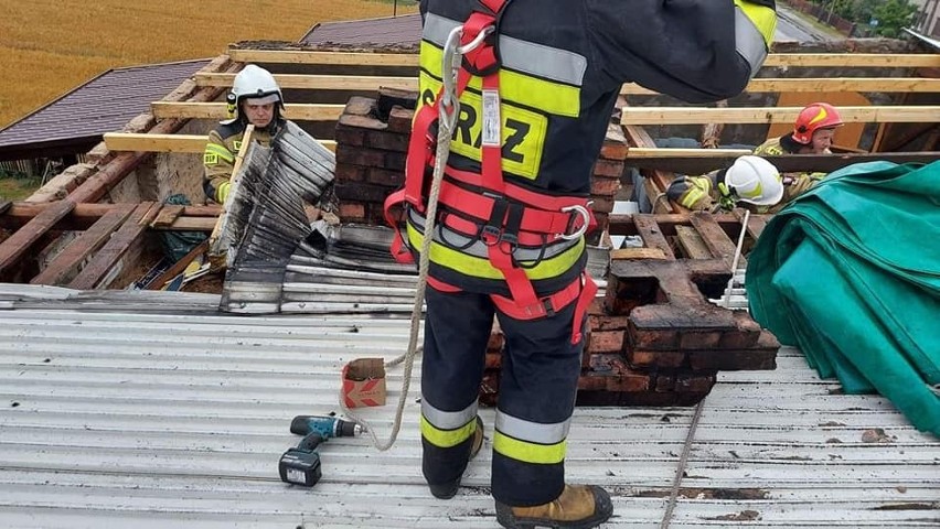 Śląsk po burzach. Zerwane dachy, zalane domy, drogi i wiadukty, połamane drzewa. Ponad trzysta interwencji strażaków w woj. śląskim