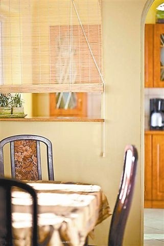 Sznurkowa roleta ociepla wnętrze i odgradza kuchnię od pokoju dziennego. (fot. Lotari)