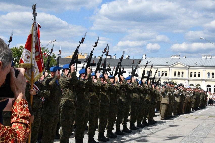 Widowiskowa defilada ulicami Kielc i odznaczenia żołnierzy...