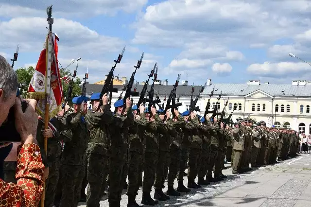 Widowiskowa defilada ulicami Kielc i odznaczenia żołnierzy to główna część obchodów Święta Wojska Polskiego. By obserwować uroczystości upamiętniające zwycięską Bitwę Warszawską w czwartkowe południe na plac Wolności licznie przyszli mieszkańcy regionu, a przede wszystkim rodziny z dziećmi. Zobacz na kolejnych slajdach>>>  Spotkanie na Placu Wolności rozpoczęło się od uroczystych przemówień.- Święto Wojska Polskiego to wyjątkowy dzień. Obchodzimy go dzisiaj, 15 sierpnia, w dniu zwycięstwa oręża polskiego nad bolszewikami - mówił podpułkownik Paweł Chabielski. dowódca ośrodka na kieleckiej Bukówce. -  To zwycięstwo stało się przełomowe nie tylko dla Polski ale dla całej Europy. Z ogromną radością wspominamy ten czas - dodał.  Głos zabrali też parlamentarzyści, przedstawiciele rządu , władz miasta Kielce i województwa świętokrzyskiego.- Dzisiaj wspominamy bohaterów, żołnierzy ale także i ludzi, którzy zapłacili najwyższą cenę pod czas wojny. Dziś wspominamy ich wielkie czyny i oddajemy im cześć i hołd- mówiła poseł Anna Krupka, wiceminister sportu i turystyki. - Ziemia świętokrzyska także oddała bardzo wielką ofiarę. Oddajemy dzisiaj hołd wszystkim, którzy walczyli o wolną niezależną Polskę- kontynuowała. - Naszą misją jako rządu jest wzmacnianie polskiej armii. Chcemy aby polskie wojsko było jak najliczniejsze. Tym wszystkim, którzy decydują się na służbę wojskową bardzo dziękujemy - mówiła Anna Krupka. Głos zabrał też Piotr Wawrzyk wiceminister spraw zagranicznych.  -Droga do Bitwy Warszawskiej, której rocznicę dzisiaj obchodzimy wiodła przez Cedynię,  Grunwald, przez powstania między innymi listopadowe, styczniowe. Bardzo ważne są też Kielce. To tu w 1914 roku pierwsza kadrowa a miasto stało się stolicą wolnej Polski.  Musimy przywiązywać dużą wagę do roli wojska, do wzmacniania jego uzbrojenia, modernizacji. Musimy pamiętać że wojsko jest ostoją mocy i trwałością Rzeczpospolitej. Poseł Krzysztof Lipiec, szef Prawa i Sprawiedliwości w regionie mówił: - Raduje się serce i dusza nie tylko z tego powodu że Kielce to miasto legionów ale tez z tego powodu, że tu na Placu Wolności z roku na rok jest nas coraz więcej.  Podziękowania dla wojska wygłosili również poseł Adam Cyrański, oraz wojewoda Agata Wojtyszek. Podczas uroczystości wojewoda świętokrzyski Agata Wojtyszek wręczyła medale -  100-lecia Odzyskania Niepodległości, Sił Zbrojnych, Za Zasługi dla Obrony Kraju.  Wyjątkowo liczne w tym roku delegacje złożyły wieńce i wiązanki kwiatów przed pomnikiem  Marszałka Józefa Piłsudskiego. Uroczystość zakończyła defilada wojskowa idąca w akompaniamencie muzyki granej przez orkiestrę dętą z Nowin. ZOBACZ TAKŻE: ŚWIĘTO WOJSKA POLSKIEGO W KIELCACH. MSZA W KATEDRZE W ASYŚCIE ŻOŁNIERZY [ZDJĘCIA]Święto Wojska Polskiego w Kielcach. Żołnierze odwiedzili dzieci w Centrum Pediatrii w Kielcach [ZDJĘCIA]