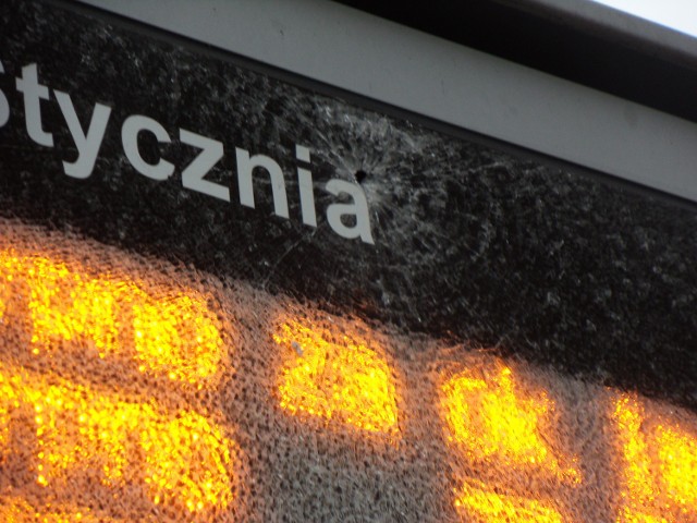 Uszkodzoną tablicę zauważyli pracownicy MZK w Grudziądzu. Sprawa została zgłoszona policji.
