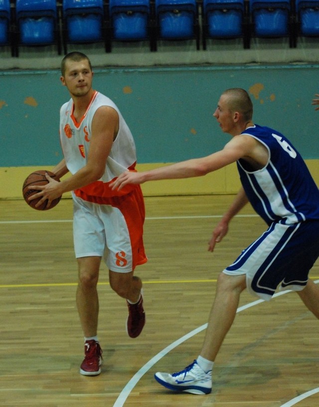 Nowy koszykarz UMKS Kielce Patryk Bajtus (z lewej) zdobył w środowym spotkaniu 10 punktów.