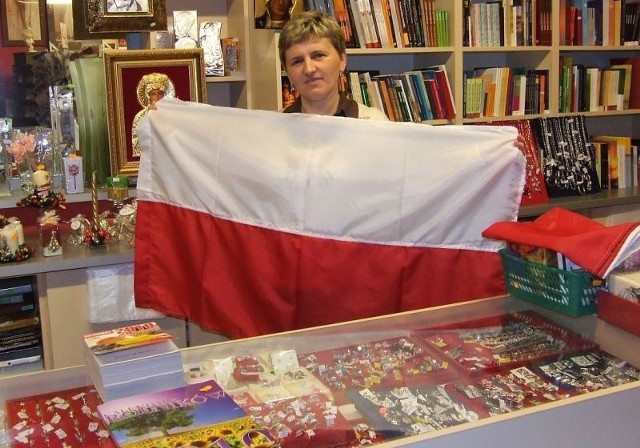 - Flagę narodową można kupić w naszym sklepie za jedyne 14 złotych - mówi sprzedawczyni ze sklepu Veritas w Tarnobrzegu.