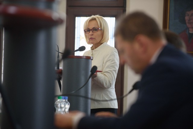 Anna Łukaszewska podczas prezentowania nowej sieci szkół na sesji Rady Miasta Torunia, która odbyła się 23 lutego