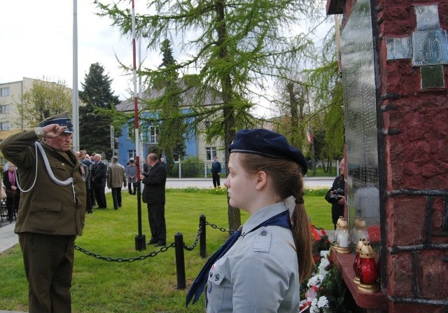 Kombatanci oddają honory przy Pomniku Braterstwa Broni Armii Krajowej i Batalionów Chłopskich.