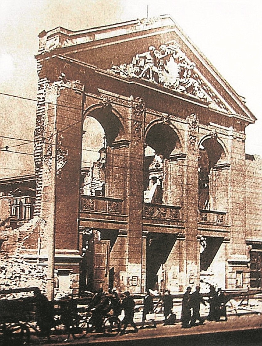 Częściowo spalony przez Rosjan gmach Teatru Miejskiego...