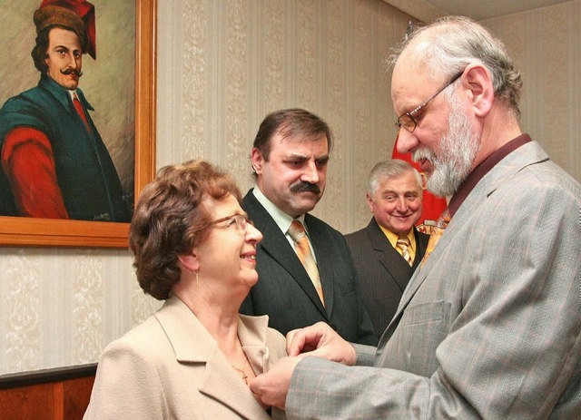 Złote medale im. Jana Kilińskiego otrzymali Krystyna Matczak-Spasow (od lewej) i Mirosław Pietkiewicz, srebny medal natomiast Stanisław Dzierzbicki. Odznaki wręczył Andrzej Hadrysiak, wiceprezes kujawsko-pomorskiej Izby Rzemiosła.