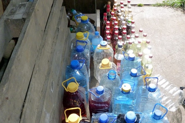 Łomża Nielegalna bimbrownia zlikwidowana. W środku 200 litrów alkoholu [ZDJĘCIA]
