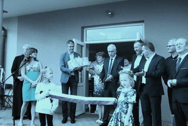 Marek Ciosek (w środku) podczas otwarcia Domu Ludowego w Kuzkach - sierpień 2018 rok.