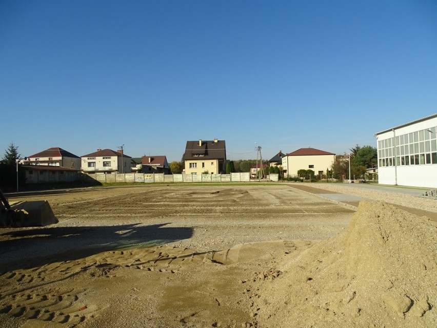 Trwa budowa boisk sportowych w Zwoleniu i Sydole. Prace idą zgodnie z harmonogramem