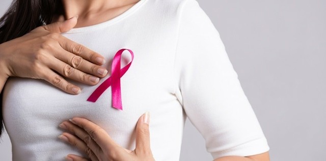 Przedstawiciele Fundacji MOŻESZ podkreślają, że regularne badania profilaktyczne, jak samobadanie, mammografia czy USG piersi, są kluczowymi elementami pozwalającymi na wczesne wykrycie zmian nowotworowych