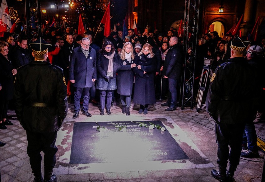 Rocznica ataku na prezydenta Gdańska. Pamiątkowa tablica, podświetlony krzyż i niezwykły tunel światła [zdjęcia, wideo]