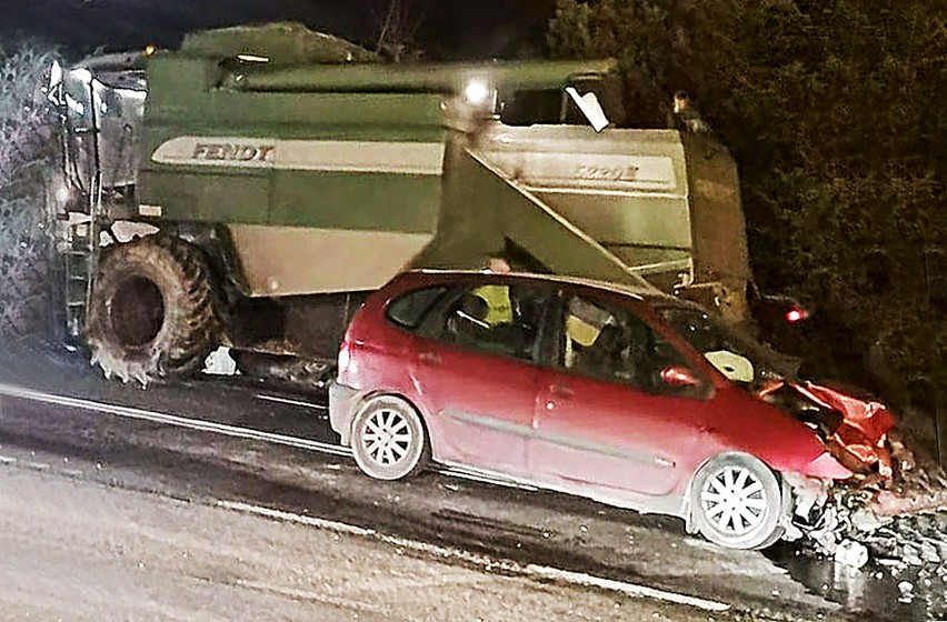 Wypadek na DK 75. Groźne zderzenie auta z kombajnem rolniczym