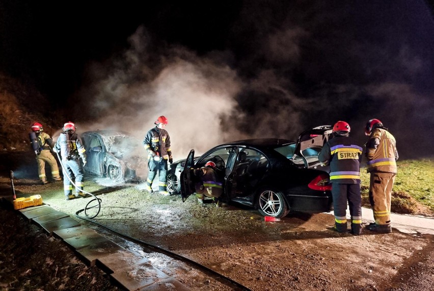 Pożar w Przemyślu. W nocy na ul. Opalińskiego spaliły się osobowe BMW i mercedes [ZDJĘCIA]