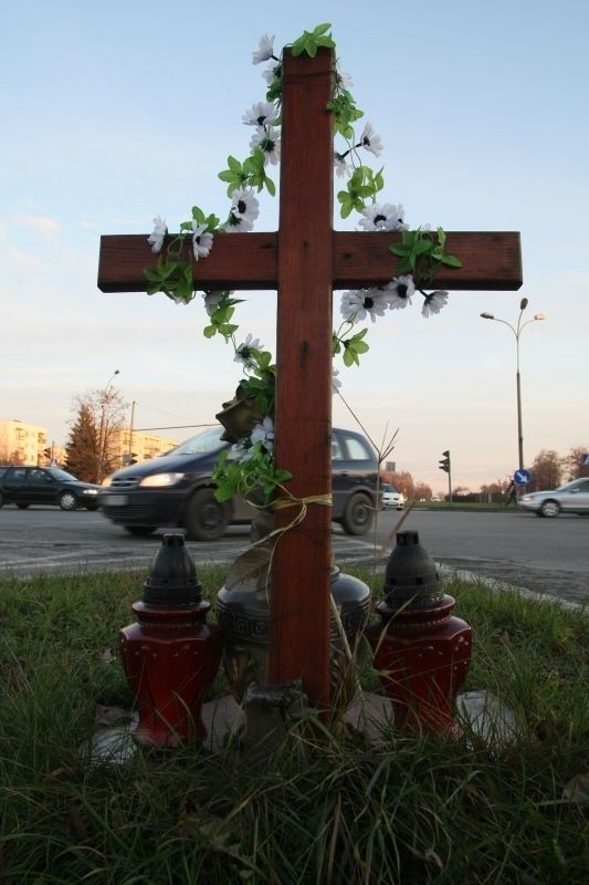 Bliscy osób tragicznie zmarłych w wypadku stawiają krzyże przy drogach. Nikt nie wie, ile ich dokładnie jest&#8230;