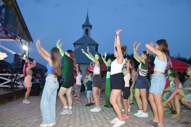 Wspólne tańczenie zumby podczas parafialnego pikniku w Ostojowie. Więcej na kolejnych zdjęciach