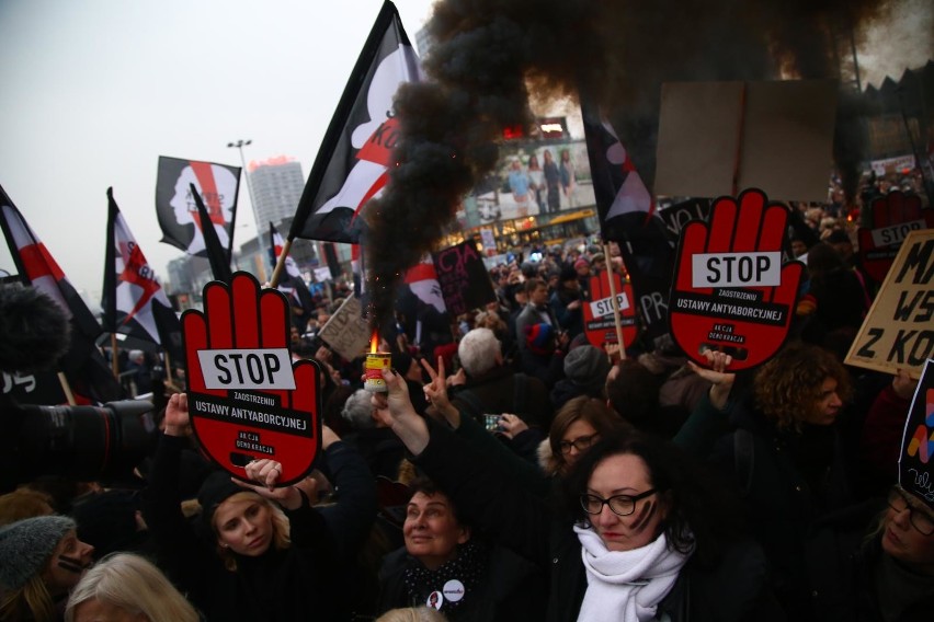 23.03.2018 warszawa aleje ujazdowskie czarny protest prawa...