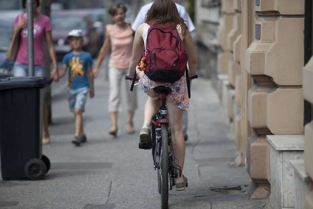 Rowerzyści poruszający się po chodnikach irytują pieszych