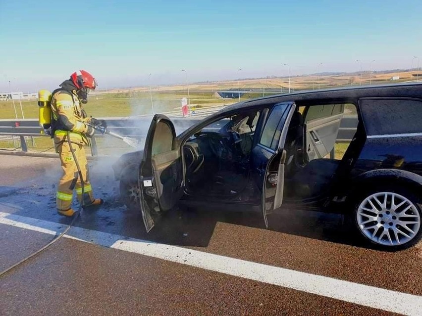 Pożar samochodu osobowego marki Opel Vectra na autostradzie A4 w Mirocinie w powiecie przeworskim [ZDJĘCIA]