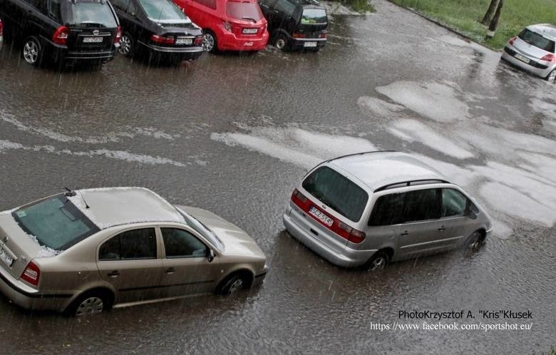 Gwałtowna burza w Częstochowie. Woda zalała parkingi...