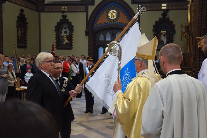 Arcybiskup Wiktor Skworc poświęcił sztandar Rybnika