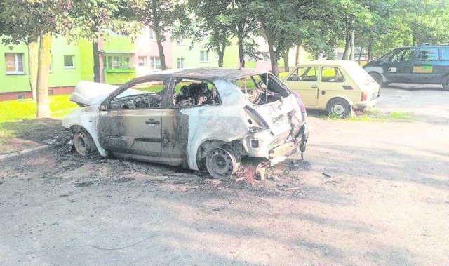 Fiat stilo był zaparkowany na parkingu nieutwardzonym na rogu ulic Warcisława i Łuczniczej w Szczecinie. Auto uległo całkowitemu zniszczeniu. Okolicznych mieszkańców obudził dym