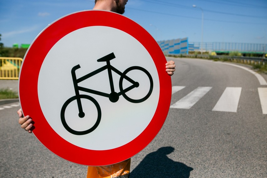 Rowerzyści w tunelu pod Martwą Wisłą w Gdańsku. Pojawiły się dodatkowe znaki drogowe [ZDJĘCIA]