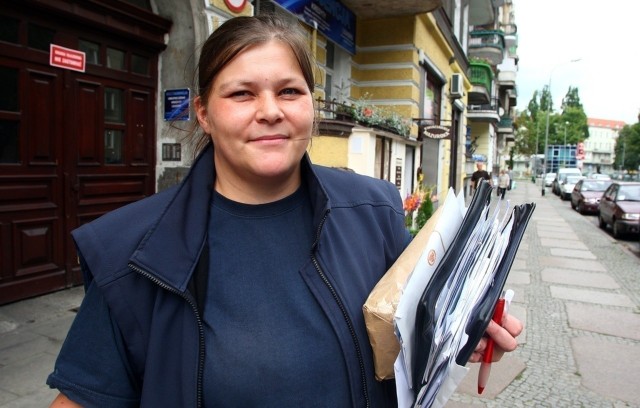 - Praca listonosza jest ciekawa ze względu na kontakt z ludźmi. Znam dobrze swoich adresatów i nie mogę narzekać na żadne problemy. Często zapraszają mnie na kawę, ale na to niestety nie ma czasu. Tylko chwila, by zamienić kilka słów i trzeba ruszać dalej - mówi Beata Makiewicz z Urzędu Pocztowego Szczecin 2.