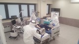 Nagłe przypadki w dobie koronawirusa. Lekarze, pielęgniarki i ratownicy ćwiczą, jak bezpiecznie zająć się pacjentami   