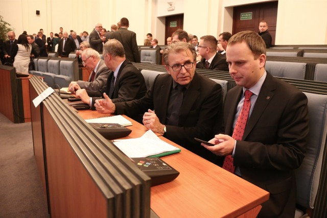 Paweł Hreniak (z prawej), szef klubu PiS w sejmiku, jest wymieniany jako polityk, który mógłby zostać nowym marszałkiem województwa, jeżeli jesienią doszłoby do zmiany władzy w kraju