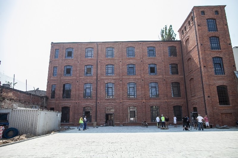 Przed renowacją elewacja fabryki była przykryta tynkiem.