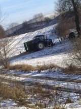 Przewrócona przyczepa z kukurydzą na drodze w Janówku w gminie Brzozie w powiecie brodnickim