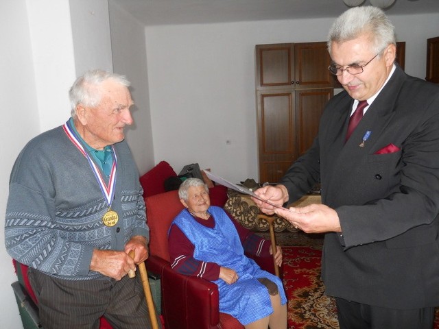 Kazimierz Szczerbiak z orderem World's Best Granpa odbiera od Joe Chala stosowny dyplom. W głębi Genowefa Szczerbiak.
