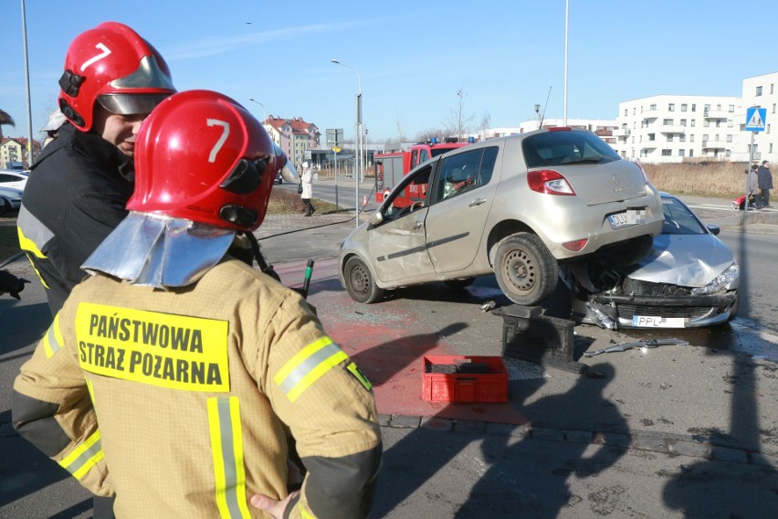 Wypadek na Stabłowicach. Jedno auto wjechało na drugie (ZDJĘCIA)