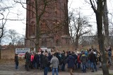 Protest mieszkańców Gliwic pod zabytkową wieżą ciśnień. Walczą o jej ratunek od niemal 15 lat