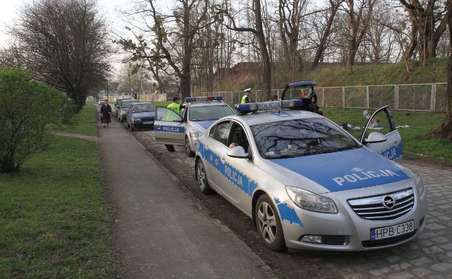 W pobliżu ogródków działkowych w okolicach ulicy Starogroblowej dwaj młodzi mężczyźni popisywali się, jeżdżąc z impetem fordem mondeo po drodze z kostki brukowej