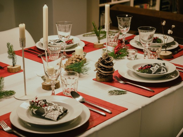 Makiełki, barszcz czerwony czy kapusta z grochem? Co koniecznie musi pojawić się na świątecznym stole według Polaków? Sprawdź wszystkie potrawy ---->
