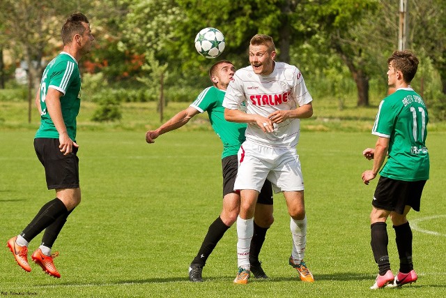 Łukasz Krzysztoń (w środku) ponownie będzie grał w Karpatach Krosno