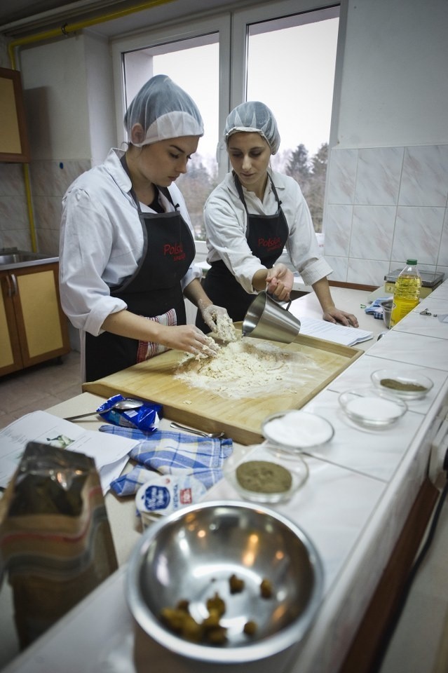 Bitwa pokoleń - pojedynek gastronomiczny w szkole w Boninie pod Koszalinem [wideo, zdjęcia]