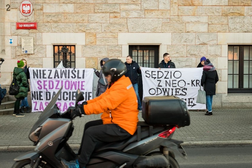 Demonstracja w bydgoskim sądzie. „Sędzio z neo-KRS odwieś togę”