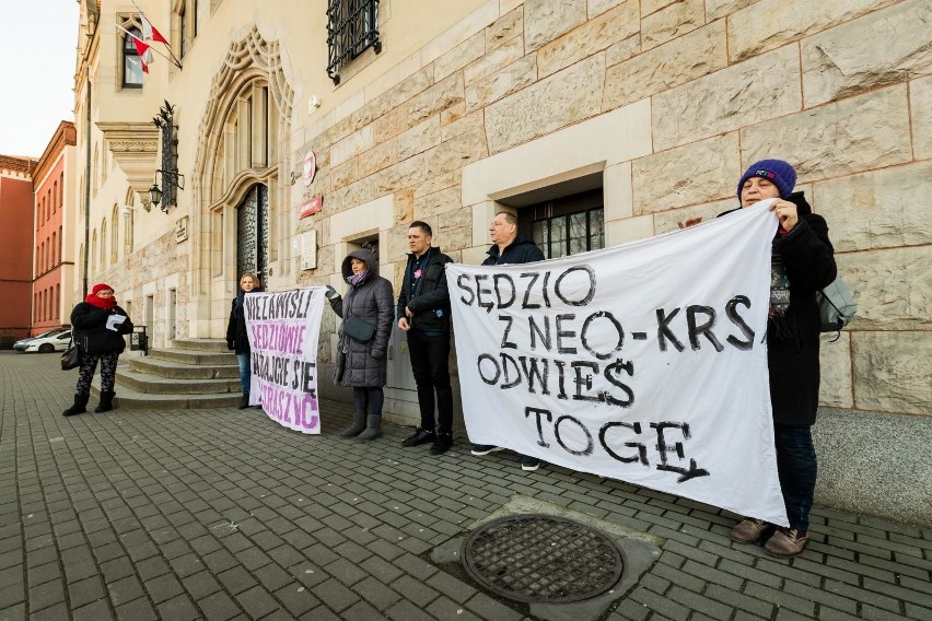 Demonstracja w bydgoskim sądzie. „Sędzio z neo-KRS odwieś togę”