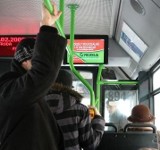 Reklama na ekranie w autobusie. A pieniądze idą na komunikację