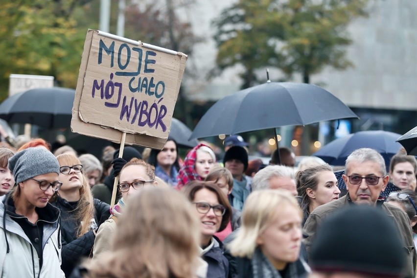 Czarny Wtorek we Wrocławiu. Marsz i protest w Rynku [ZDJĘCIA]