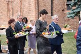 W Piotrkowie ks. proboszcz zaprosił gości do swojego ogrodu, gdzie podzielili się dożynkowym chlebem