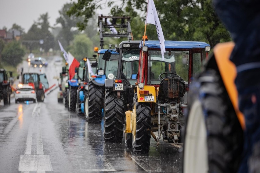 Protest rolników z AGROunii. Zablokowane drogi w całej Polsce [ZDJĘCIA] Gdzie są utrudnienia w ruchu 25.08? [MAPA]