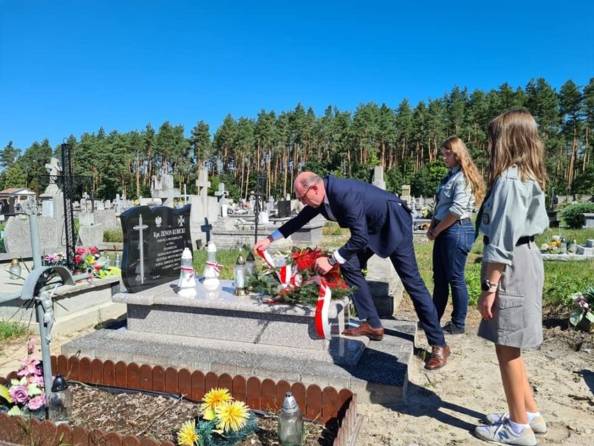 1 września w rocznicę wybuchu II wojny światowej burmistrz Wodzisławia wraz z harcerzami odwiedzili grób obrońcy Westerplatte