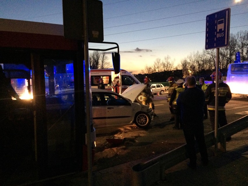 Poważny wypadek w Sosnowcu. Samochód zderzył się z autobusem