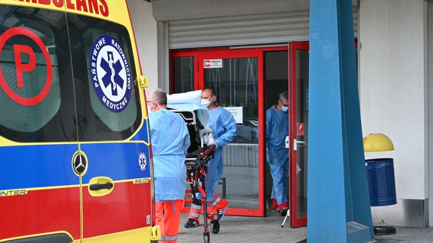 Ostatni pacjent opuścił szpital tymczasowy w Targach Kielce. Leczono go ponad 40 dni (ZDJĘCIA)